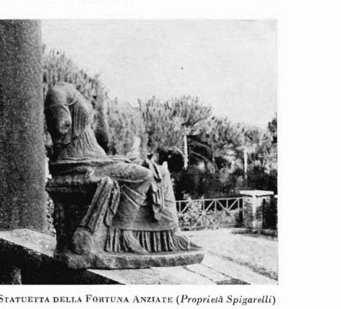 Statuetta marmorea della Fortuna Anziate seduta in trono, acefala, fotografata nel giardino di Villa Spigarelli nel 1940