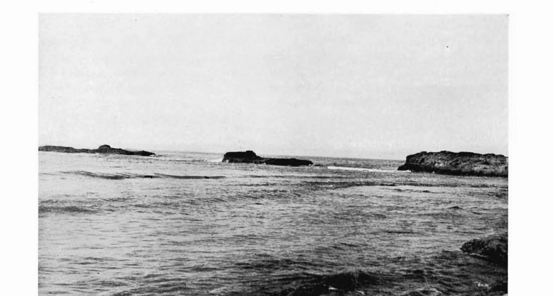 Fotografia del 1940 dei resti del porto neroniano di Anzio: scogli del molo affioranti dal mare