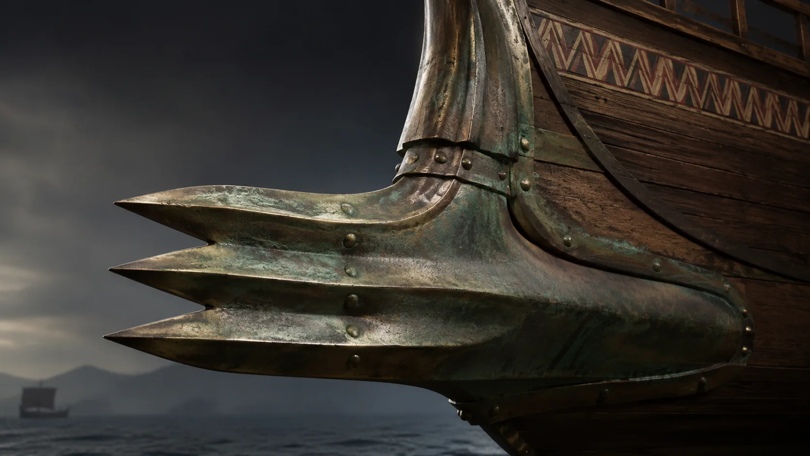Ricostruzione di un rostro di nave da guerra antica: sperone di bronzo a tre lame montato sulla prua di una trireme