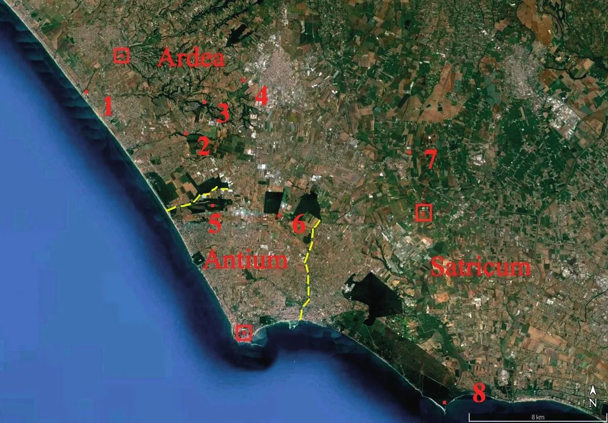 Mappa aerea del territorio di Antium con insediamenti fortificati numerati: 1 Castrum Inui, 2 Buglioncino, 3 L'Altare, 4 Buon Riposo, 5 Colle Rotondo, 6 Campana, 7 santuario del Laghetto del Monsignore, 8 sito costiero presso la foce dell'Astura